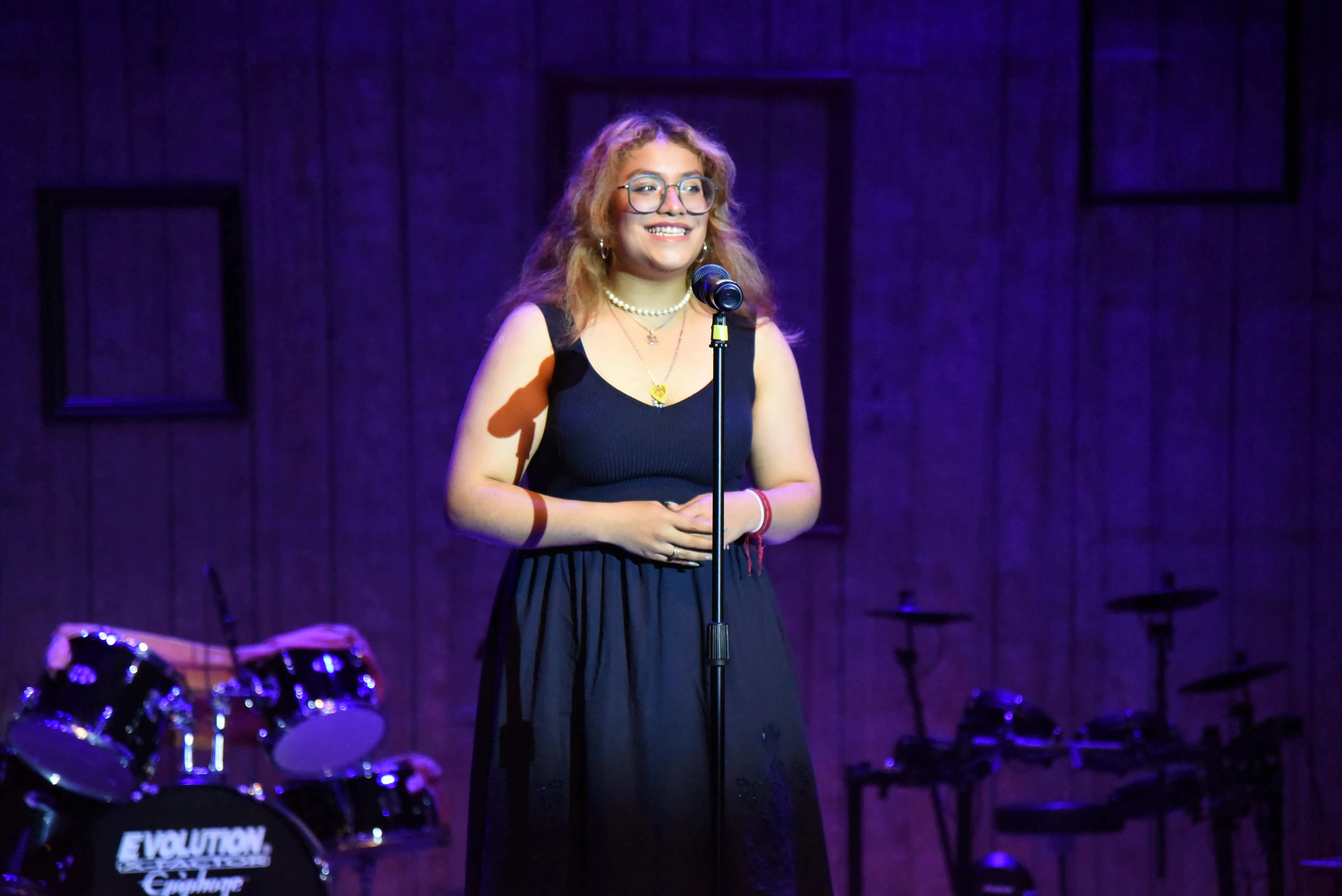 Alumna cantando en escenario